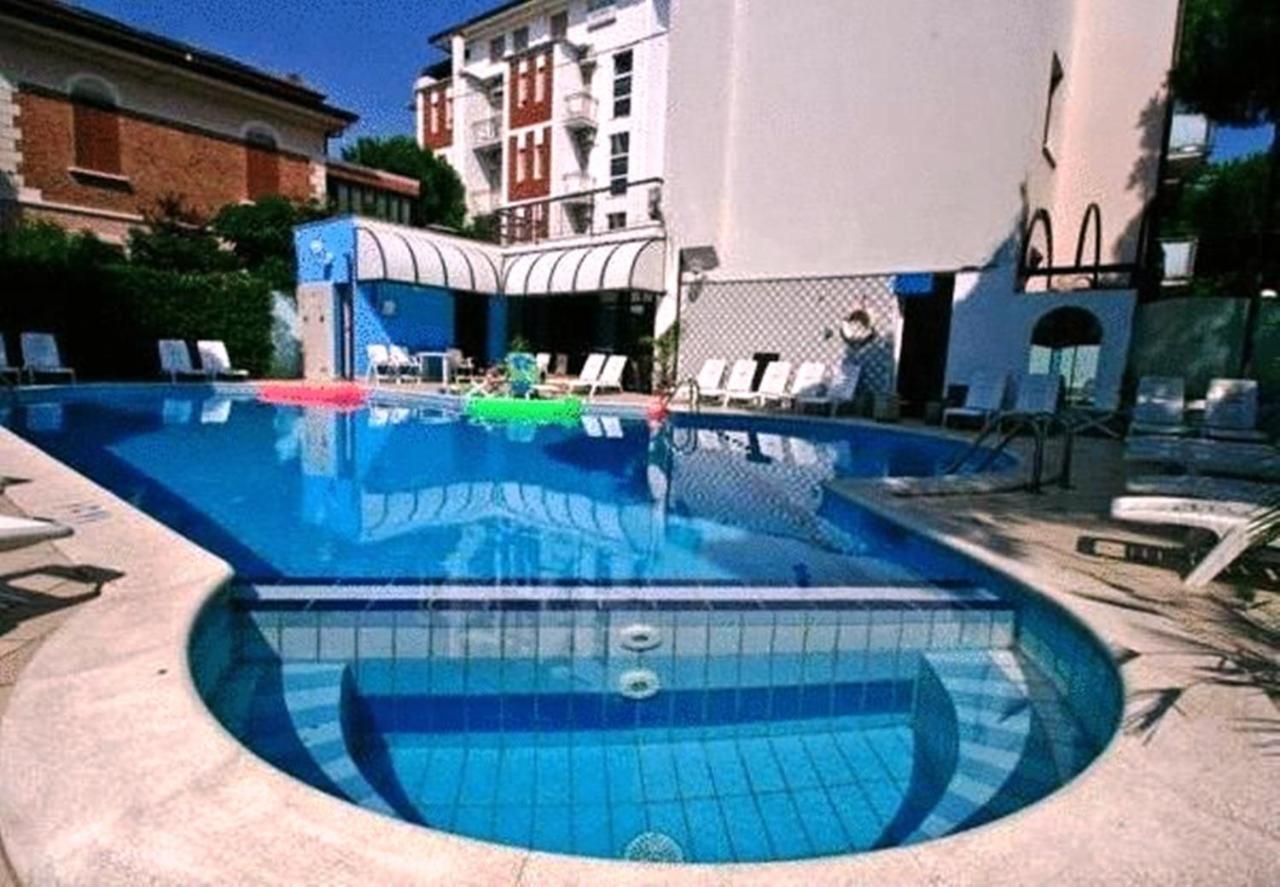 Residence Brown Римини Екстериор снимка
